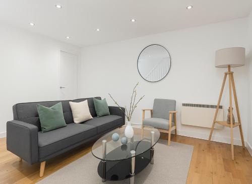 Shepherd's Bush Apartment | Elegant 2 Bed Flat near Camden Market