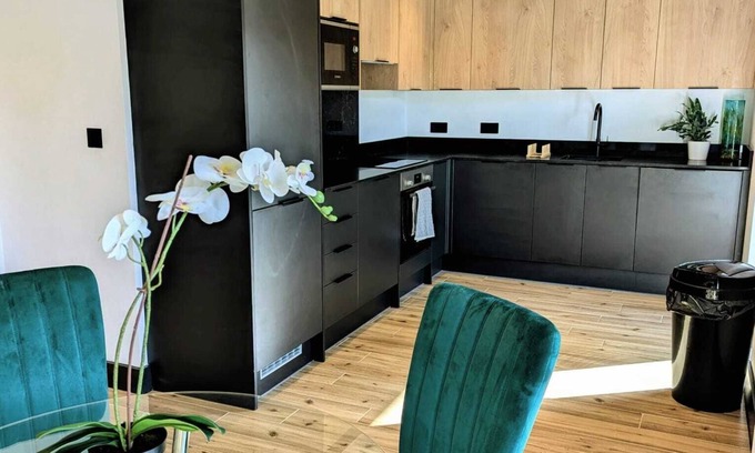 North Finchley Apartment | Elegant 2 bed flat with balcony in London
