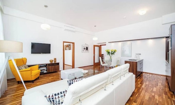 Josefov Apartment | Elegant 2 - bedroom Apartment with Balcony