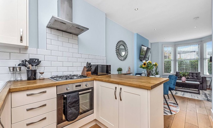 Crofton Park Apartment | Elegant 2 bedroom family home. Private garden and free parking.