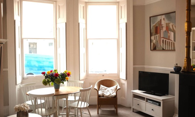Kemptown Apartment | Elegant 2 bedroom Regency apartment with secluded garden. Sea views. Sleeps 4