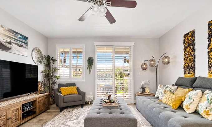 Kapolei Condo | Elegant, 2-story townhome with lanai, central AC, pool, hot tub & beach access