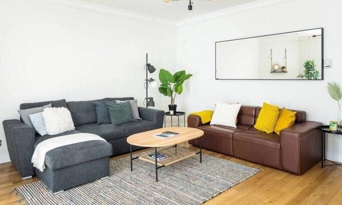 St. Pancras Apartment | Elegant 2BD Duplex with Outdoor Patio/Glass Canopy