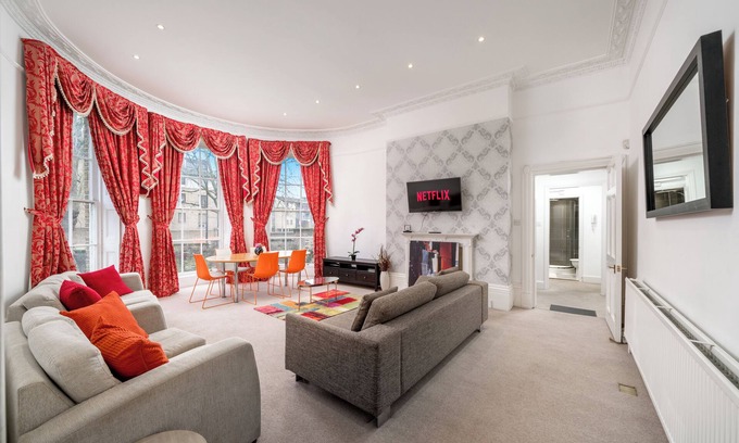 Canary Wharf Apartment | Elegant 2bed by 02 Arena, Airport with Fast Wi-Fi and Parking