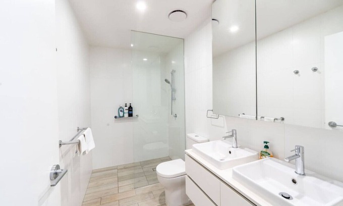 Eagle Farm Apartment | Elegant 2BR, 2BA Hamilton Featuring Balcony