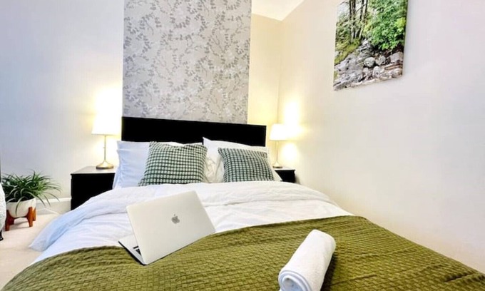 Falconwood and Welling Apartment | Elegant 2BR 5G Wi-Fi Netflix Parking Garden 4 Beds