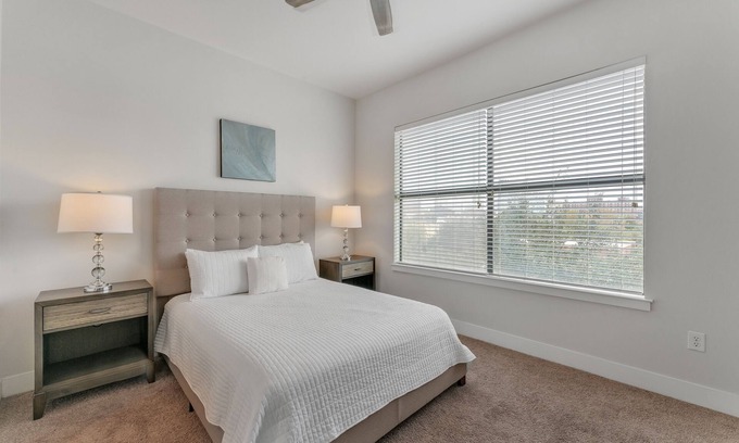 Oak Lawn Apartment | Elegant 2Br apartment I Pool I Gym I Parking