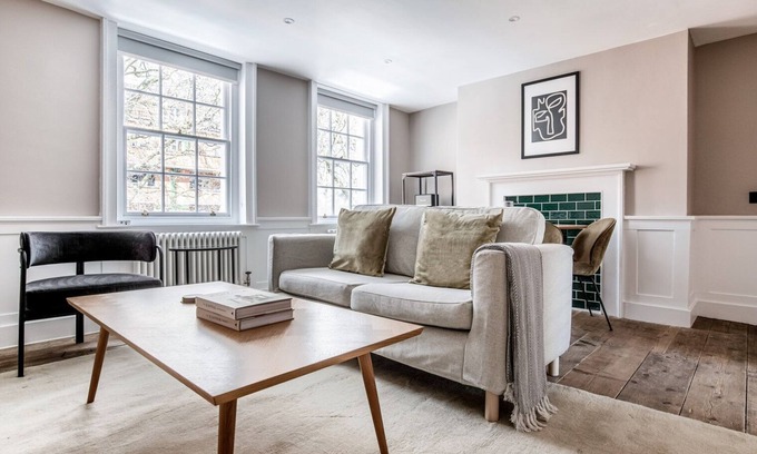 Wapping Apartment | Elegant 2BR in Wapping w/Rustic Decor, by Blueground