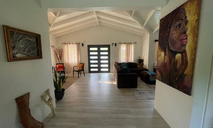 Runaway Bay House | Elegant 3-bedroom House with WiFi and AC near beautiful Dickenson Bay