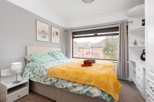Droylsden Apartment | Elegant 3-Bedroom Manchester Retreat Free Parking KeenzChillz