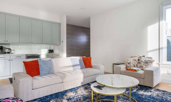 North Rose Hill House | Elegant 3-Story House with Private Backyard in WA