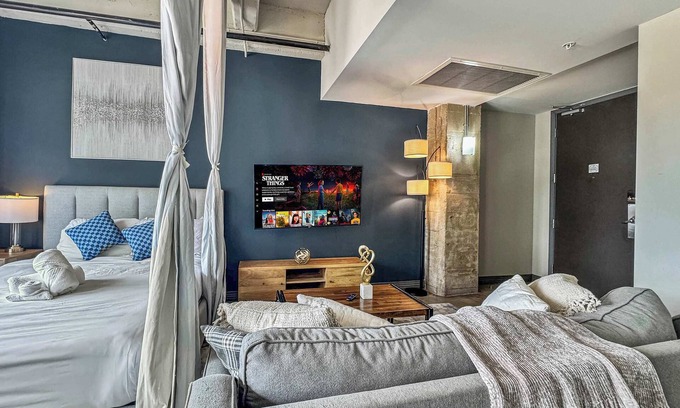 Downtown Dallas Apartment | Elegant 3BD | DT Dallas | Sleeps 14 | Free Parking