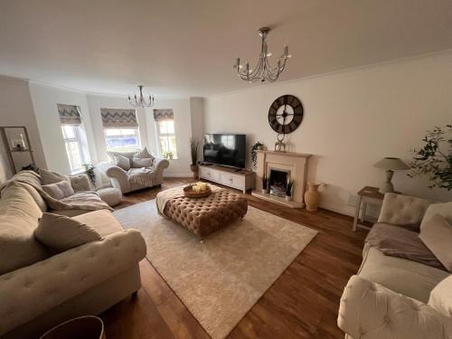 Runnymede House | Elegant 5 Bed 5 Bath Home