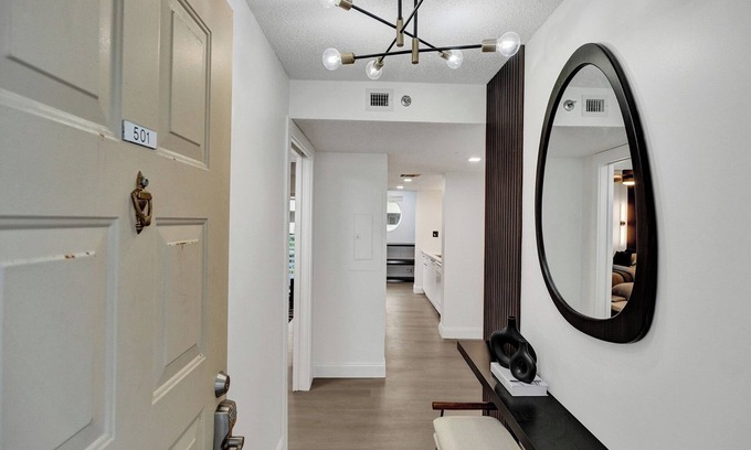Sunny Isles Beach Apartment | Elegant and cozy 2-bedroom apartment for rent with WiFi, AC in Sunny Isles Beach