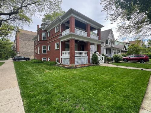 Rogers Park Apartment | Elegant and Chic 2Bed 2Bath steps from the lake!