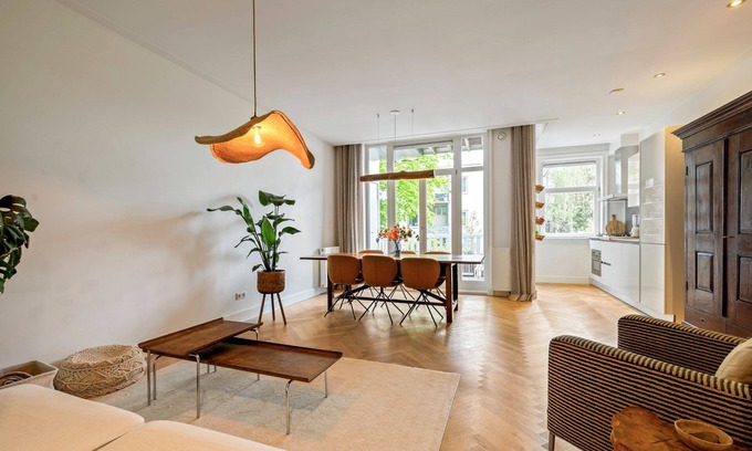 Transvaalbuurt Apartment | Elegant and stylish apartment just steps from Oosterpark, perfect for a relaxing Amsterdam stay.
