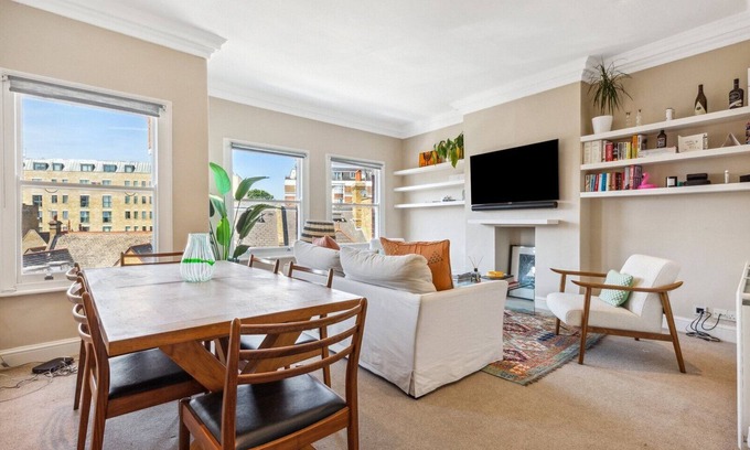 Town Apartment | Elegant and Well-Connected 2BD Flat, Fulham