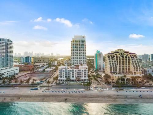 Central Beach Apartment | Elegant Beachfront Condo - Your Perfect Getaway!