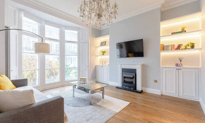 Redcliffe Apartment | Elegant & Beautifully Presented 1BD Flat- Chelsea!