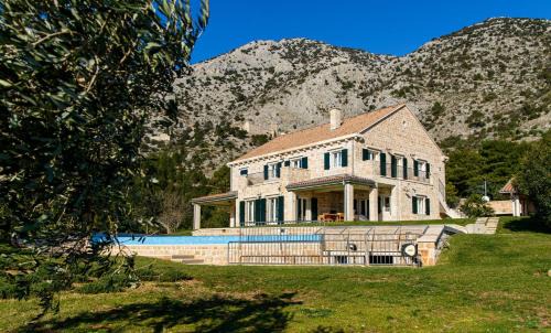 Murvica Villa | Elegant Brac Villa 4 Bedrooms Villa Shoreline Serenity Stunning Sea Views & Walking Distance To Beach Murvica