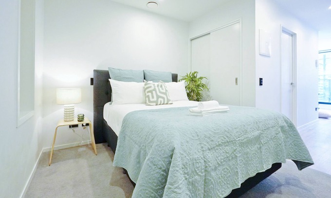 Newton Apartment | Elegant City Centre Studio-Baby Cot Available