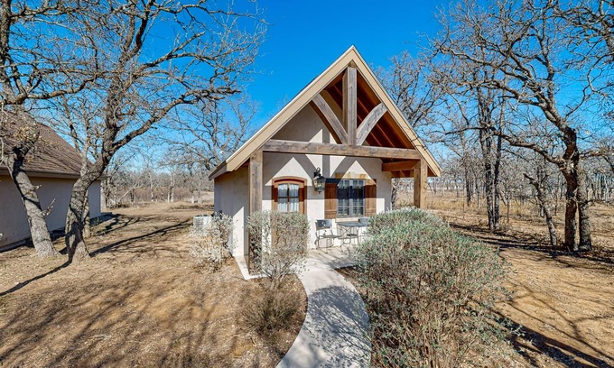 Fredericksburg Cottage | Elegant cottage with a private deck, steps from tasting rooms