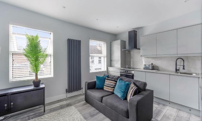 Selhurst Apartment | Elegant Croydon Apartment - Central location - Easy access to London Bridge and Gatwick Airport