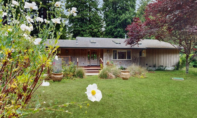 Mendocino House | Elegant, dog-friendly home among redwoods w/large deck & incredible forest view