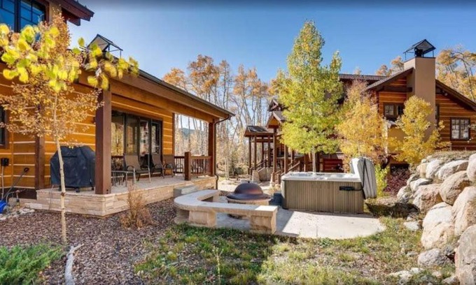Keystone House | Elegant Family Friendly 3 Bedroom Mountain Vacation Rental With Private Hot Tub And Free Shuttle To Slopes