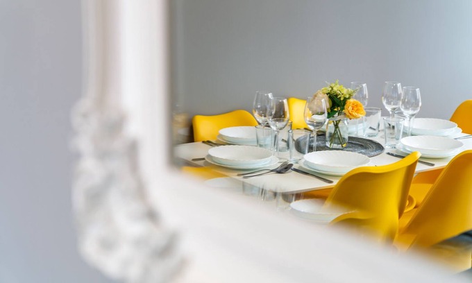 Amesbury Apartment | Elegant Flat Near Stonehenge Amesbury Town Center Smart TVs Netflix FREE PARKING