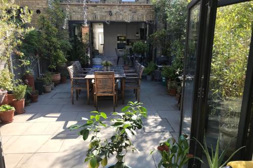 Raynes Park Apartment | Elegant Garden Flat - Wimbledon