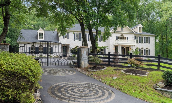 Potomac House | Elegant Georgian Mansion in Potomac Maryland, family house