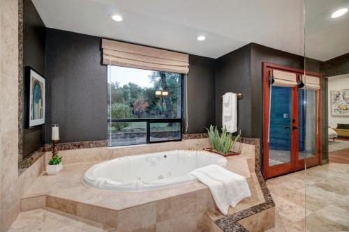 Granite Bay House | Elegant Granite Bay Getaway Tall Pine Home