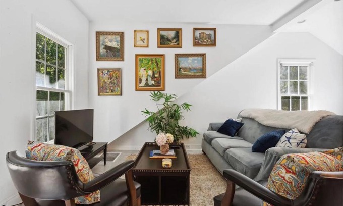 Covington Apartment | Elegant Guest Studio in Upscale Community