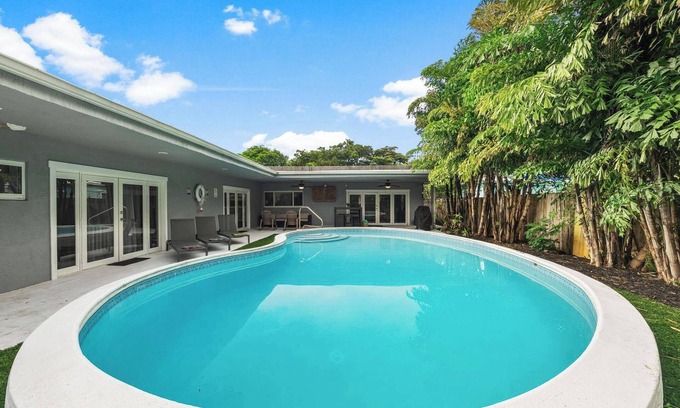 South Lake House | Elegant Hollywood Escape: Your Perfect Retreat!