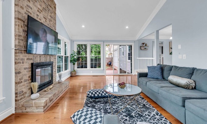 Oak Hill House | Elegant Home- City View/IAD Airport/Prime Location