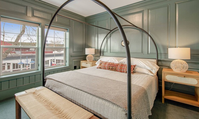 Poulsbo Apartment | Elegant Hotel Scandi Suite w/ Living Area, Kitchenette & Amazing Walkable Locale