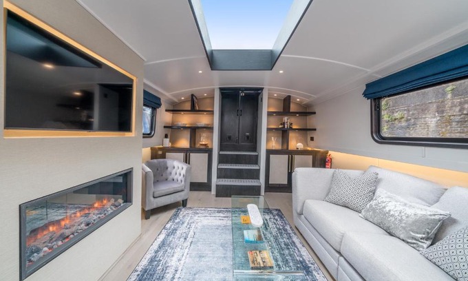 Limehouse Boat Rental | Elegant houseboat near Canary Wharf