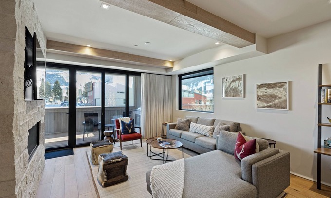 Jackson Condo | Elegant Jackson Getaway with Hot Tub Near Snow King Skiing & Dining