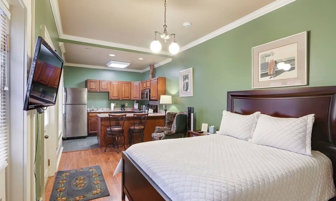 French Quarter Hotel | Elegant King Studio w/Garden Courtyard – French Quarter Stay Full of Charm
