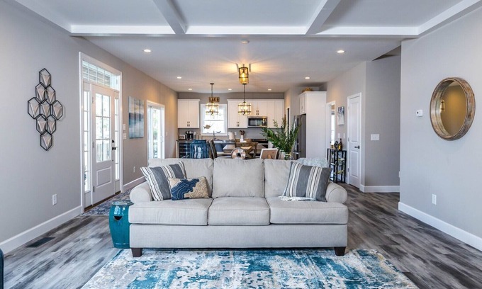 Ingles Cabin | Elegant Lakefront Home 5B/S12 Near VTech/RadfordU