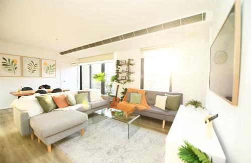 Southbank Apartment | Elegant Melbourne Stay, Parking, Pool, Views