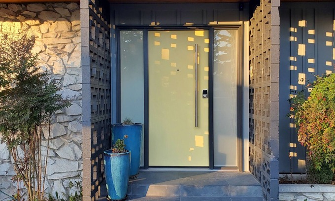 Richmond Beach House | Elegant Midcentury Modern 3-bedroom house in Shoreline with WiFi access