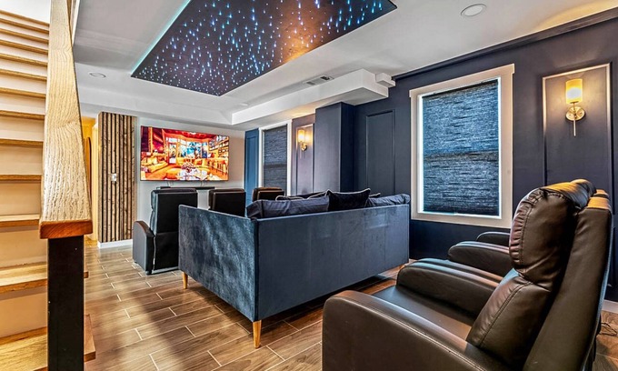 Washington Park House | Elegant Mini Mansion w/HotTub, Movie Theater, Bar & Yoga! Downtown, Sleeps 16nn