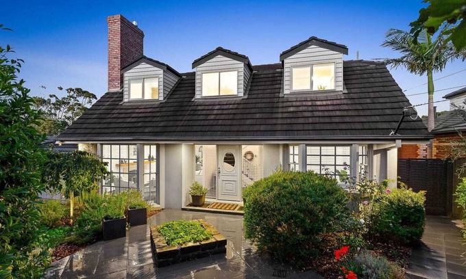 Mount Eliza House | Elegant, Modernly Styled 4BR Melbourne Gem