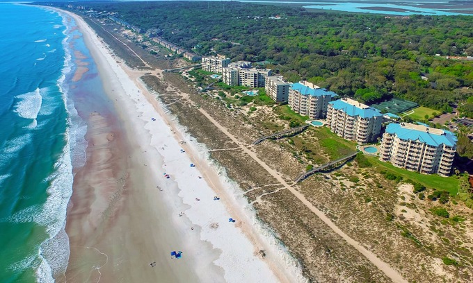 Amelia City Condo | Elegant, oceanfront condo with balcony, washer/dryer & on-site pool