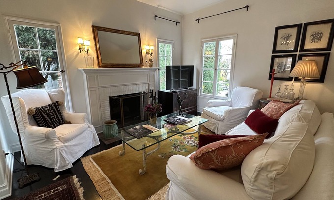 Mid City Apartment | Elegant Penthouse Apartment with Fireplace