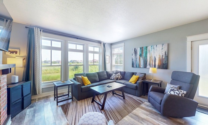 The Blue Mountains Condo | Elegant, Renovated Condo w/Golf View, Free WiFi, & Gas Grill - Walk to Village