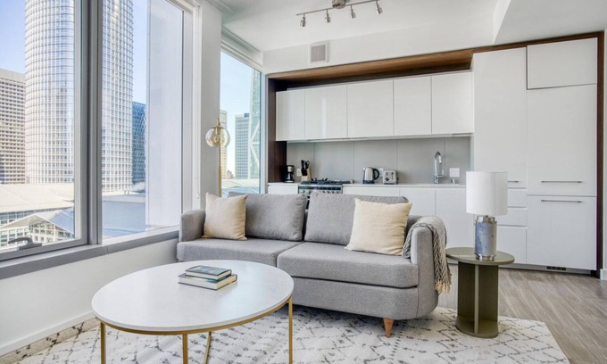 South Beach Apartment | Elegant Rincon Hill 1BR w/W/D, Gym & Pool, near Tech HQs, by Blueground