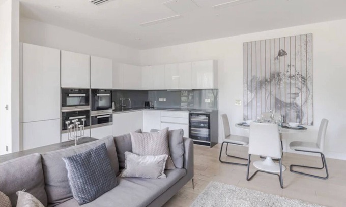 Sands End Apartment | Elegant Riverside Haven-Private entrance,Gym.